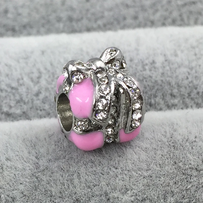 Подарочная коробка с розовыми эмалированными кристаллами очаровательные