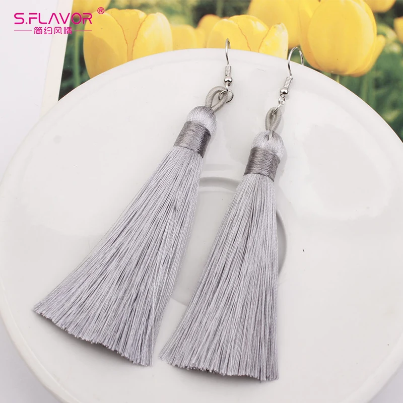 Женские серьги с кисточками S. FLAVOR черные белые красные разноцветные