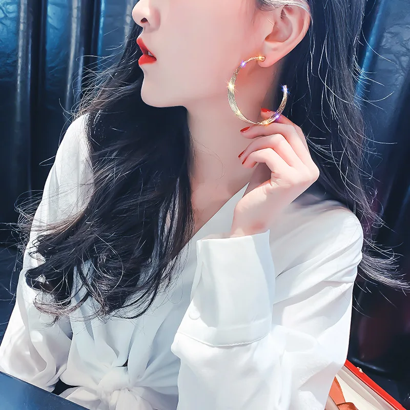 Большие круглые геометрические серьги-каффы для женщин 2019 Bijoux Oversize золотого цвета, являющиеся выразительным аксессуаром в стиле fashion-ювелирных украшений на вечеринку.