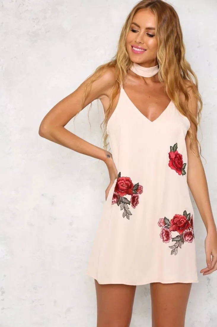 Атласное женское платье на бретельках с цветочной вышивкой сексуальное