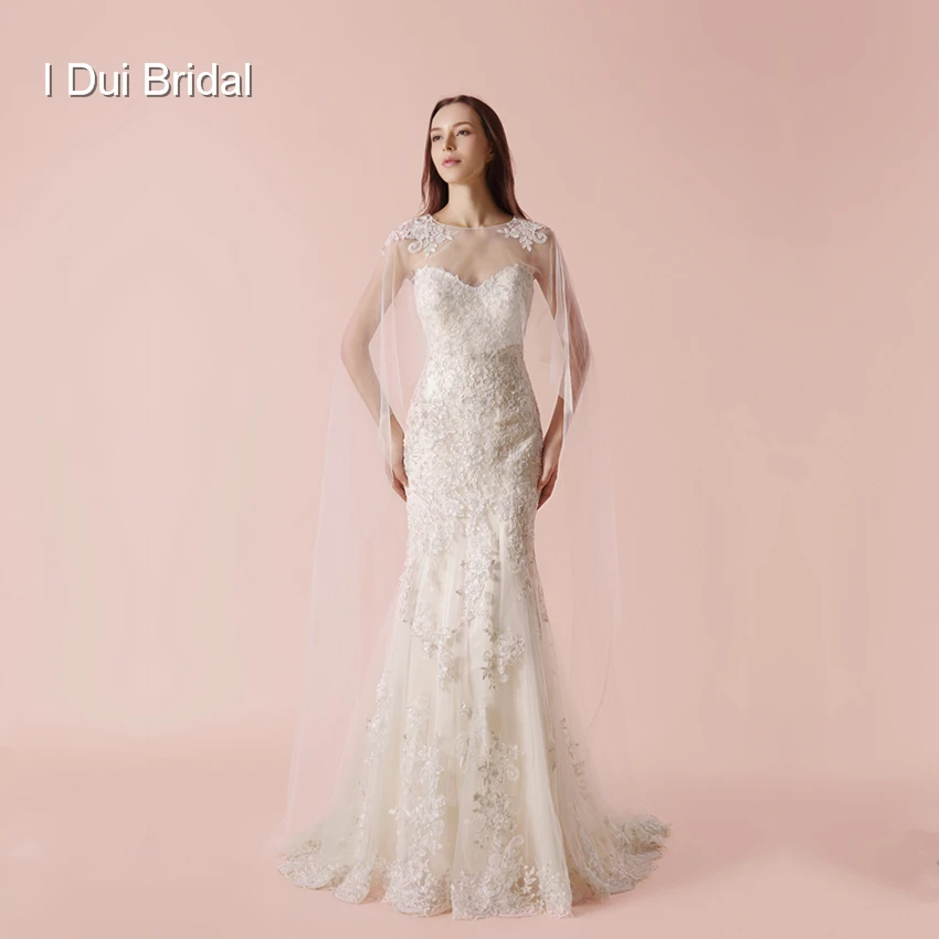 С длинным шарфиком платье для свадьбы футляр с кружевной аппликацией элегантное