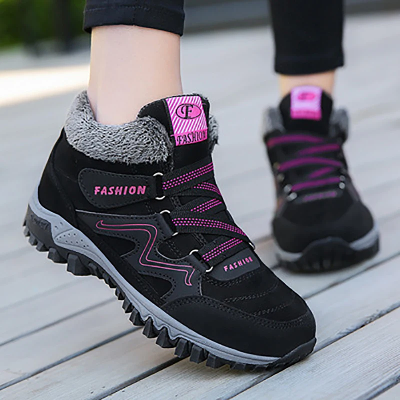 Короткие ботинки на меху коллекция 2019 года Зимние ботильоны женские танкетке