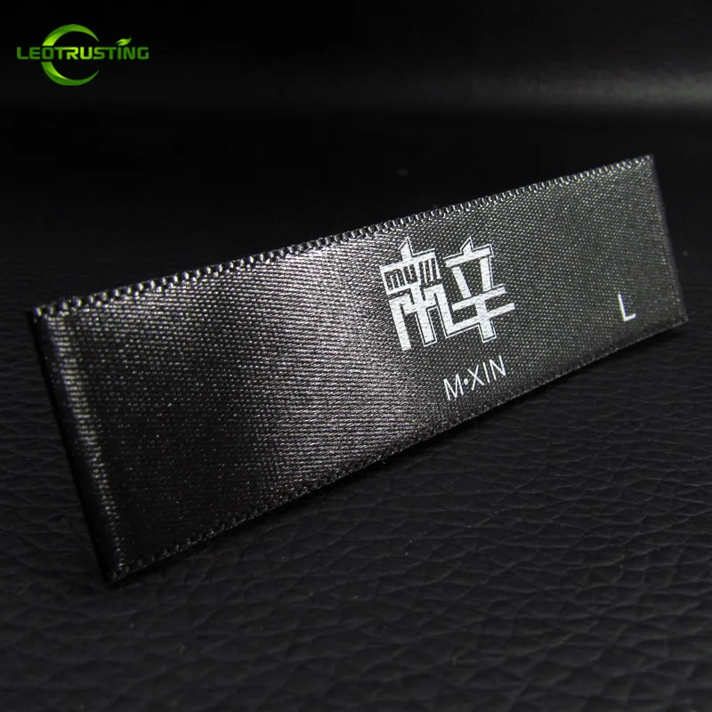 2000 шт. индивидуальные черные атласные и белые этикетки для одежды с логотипом на