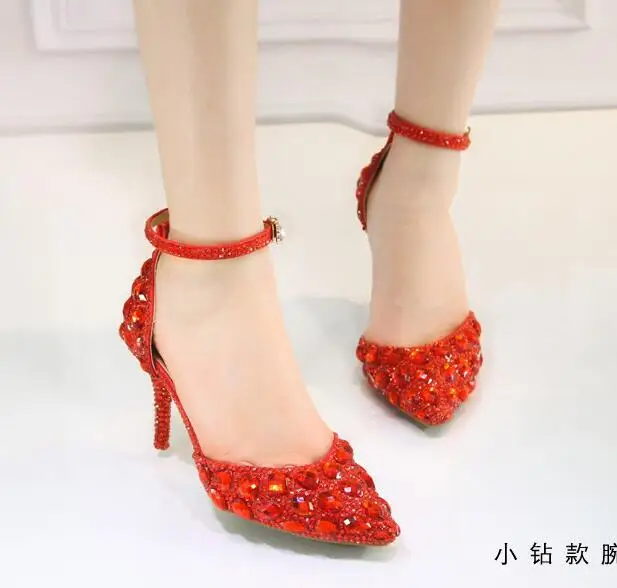 red small strap Свадебные туфли с ремешком на щиколотке, украшенные кристаллами; вечерние модельные туфли на среднем каблуке; туфли-лодочки с острым носком; Цвет серебристый, красный; женская обувь на высоком каблуке - Цвет: red small strap