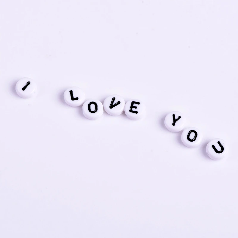 Акриловые бусины с белыми буквами 100 шт.