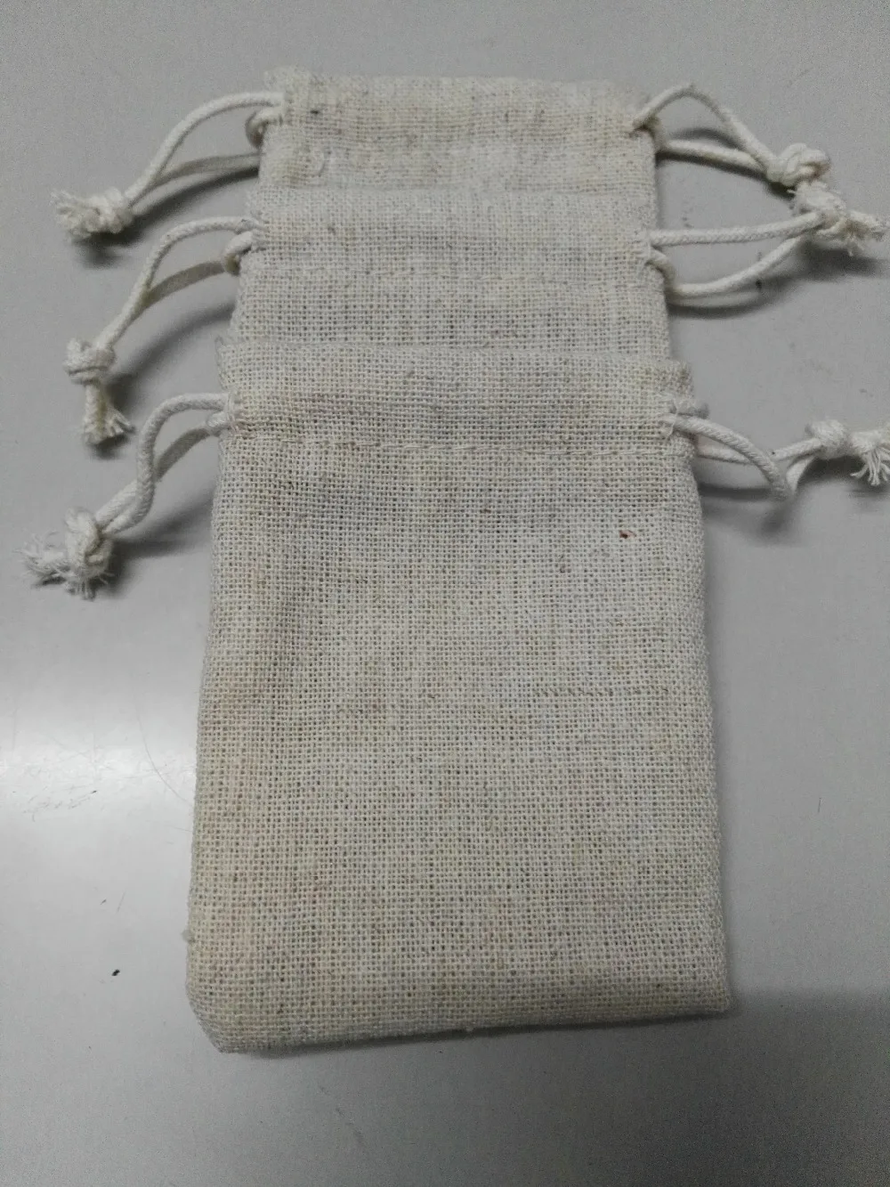 

Специальная продажа 50/лот 9,5*14 см оверлокированная хлопковая льняная маленькая сумка на шнурке Подарочный мешочек для ожерелья упаковочная...