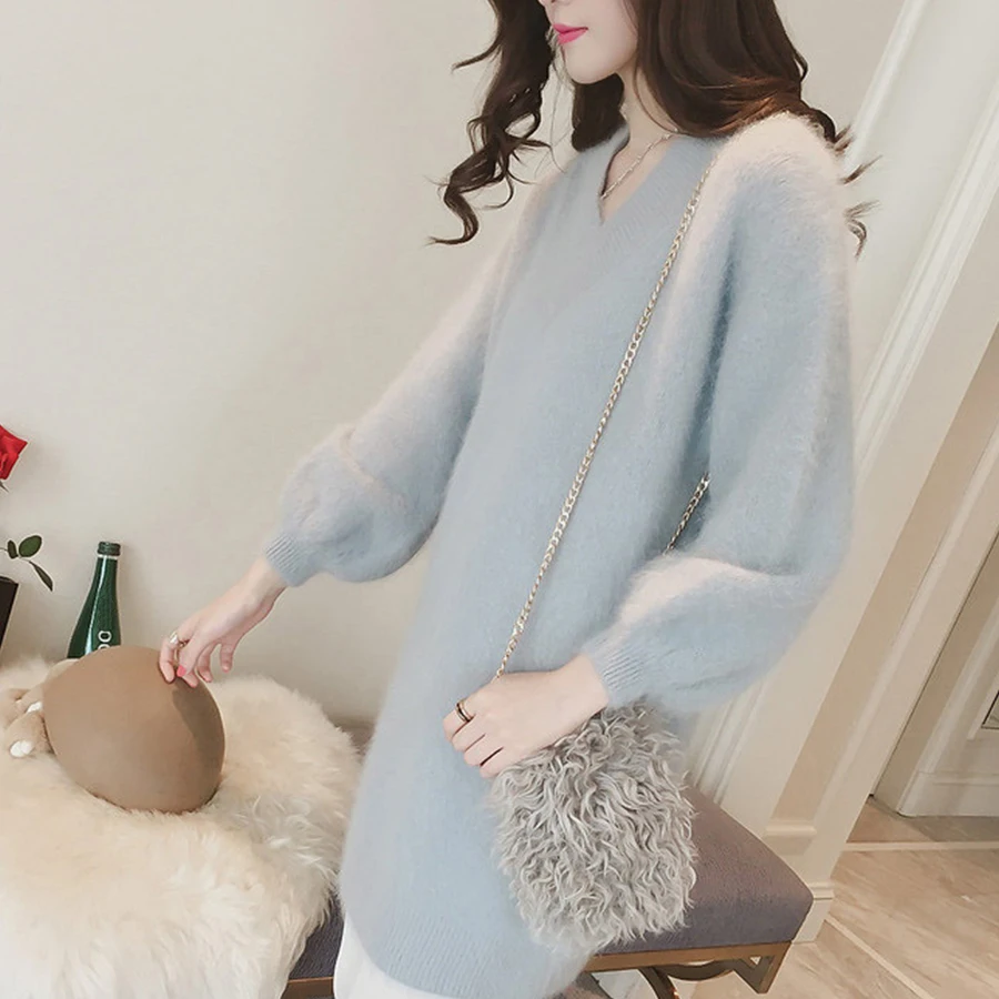 Женское трикотажное платье-свитер с V-образным вырезом и длинными