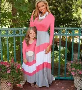 pink Одинаковые платья для мамы и дочки; весенняя одежда в полоску для мамы и меня; рождественские одинаковые платья с длинными рукавами для семьи; хлопковая одежда - Цвет: pink