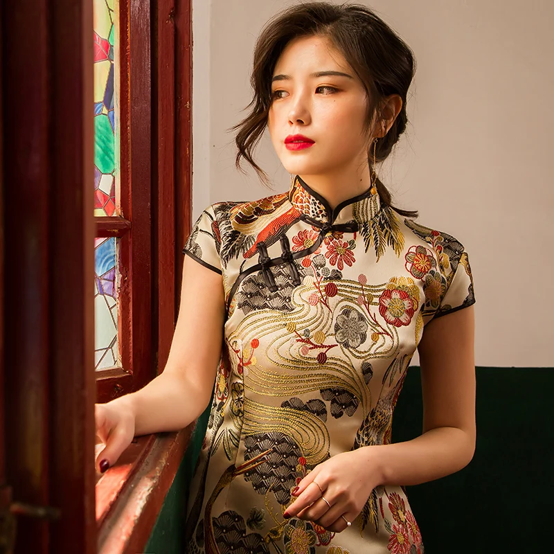 Короткий рукав элегантный кран золотой сатин жаккард Улучшенная девушка Cheongsam Сексуальная Печать Pankou cheongsam