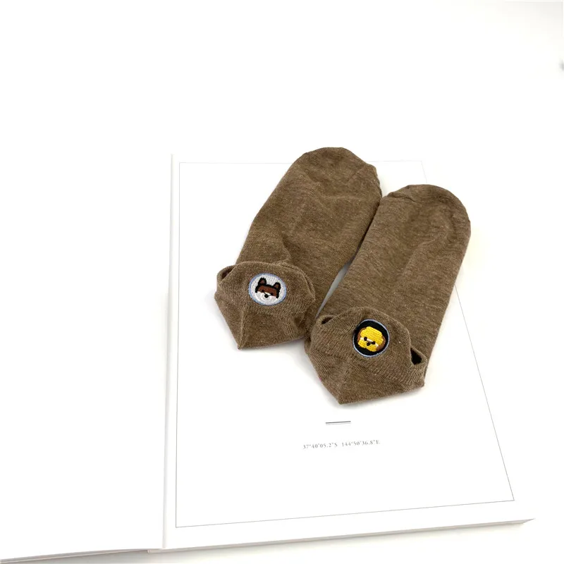 Brown 1 пара разноцветные конфеты кавай вышитые выразительные женские носки счастливые Модные ботильоны забавные Женские носочки хлопок - Color: Brown