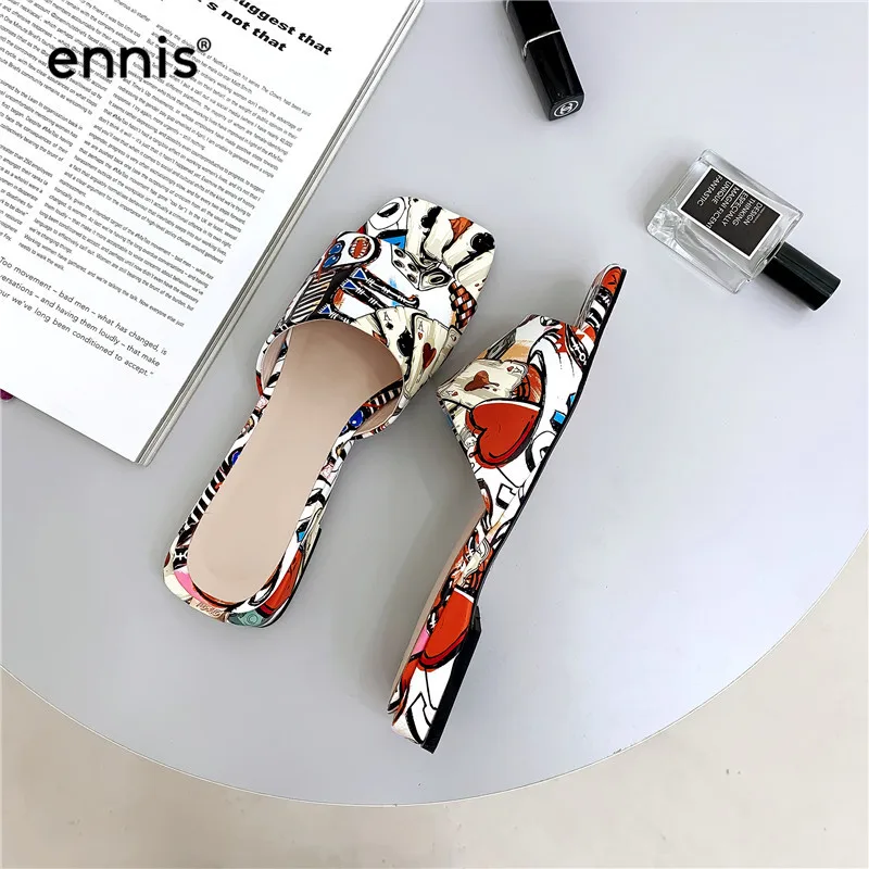 ENNIS/ г.; женские шлепанцы в богемном стиле; кожаные шлепанцы с открытым носком и цветным принтом; женские пляжные шлепанцы на плоской подошве; модная летняя обувь; Новинка; M980