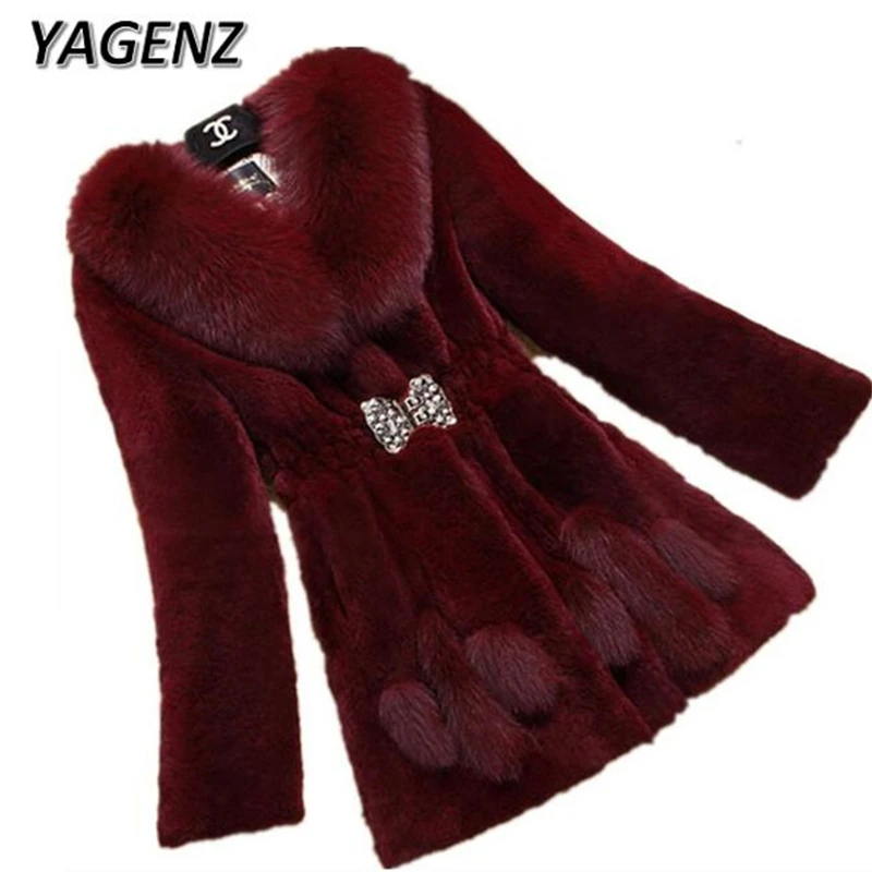 Женская куртка с меховым воротником зимняя облегающая средней длины длинным