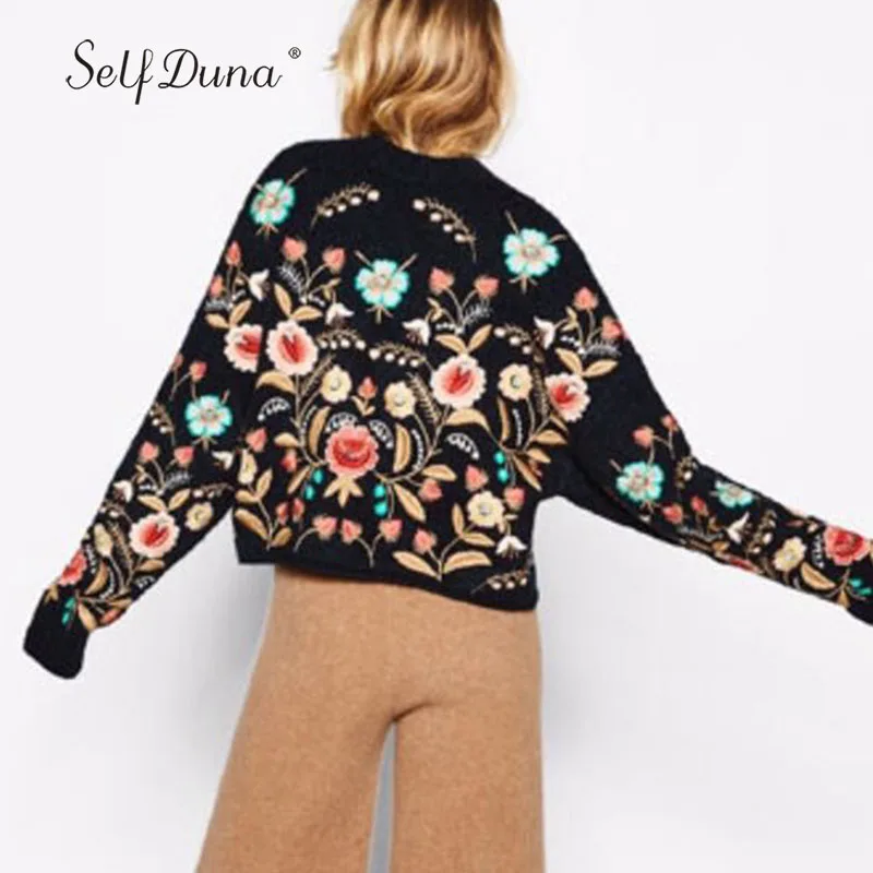 Женский вязаный свитер с цветочной вышивкой Self Duna Черный винтажный на осень и