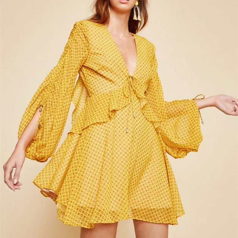 Платье мини TWOTWINSTYLE летнее Пляжное шифоновое с треугольным вырезом рукавами