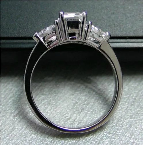 Женское золотое кольцо с изумрудной огранкой 3 карата | Украшения и аксессуары