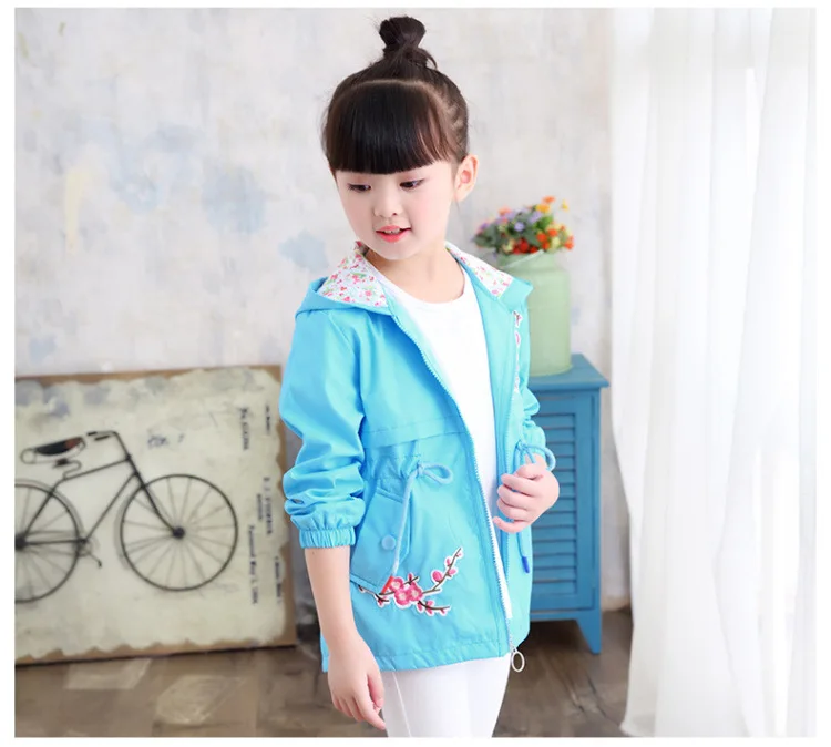 Куртки для девочек; Новинка года; модная повседневная куртка с капюшоном и вышитыми цветами для девочек; ветровка