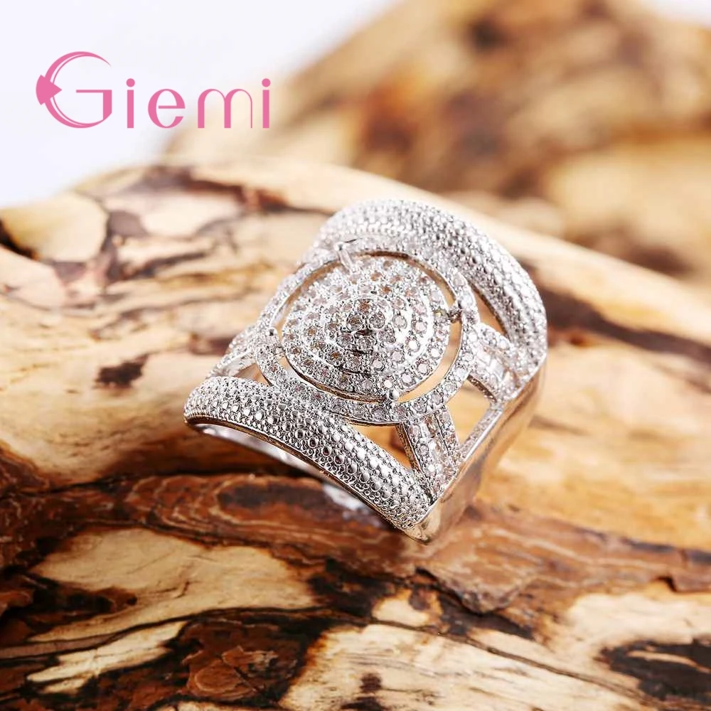 Женское кольцо из серебра 925 пробы с фианитом |