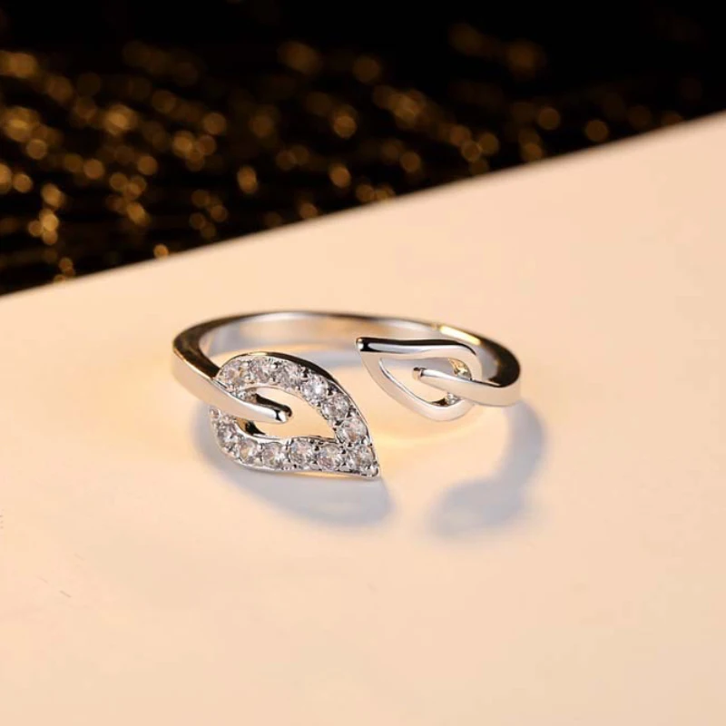 Кольцо женское с фианитами обручальное кольцо кластером листьев цвет белое