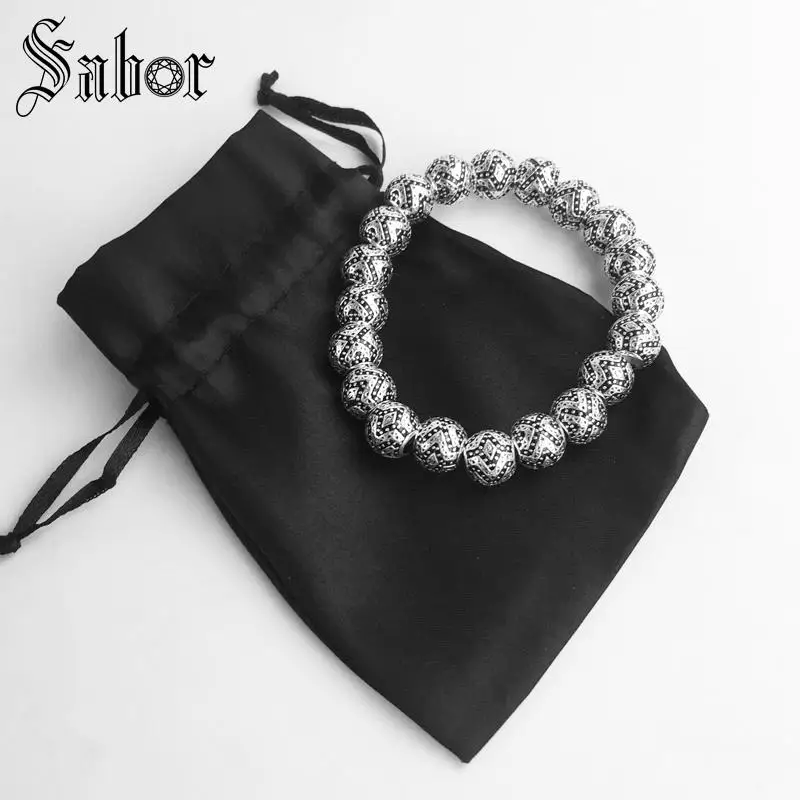 Браслет из нитей с геометрическими бусинами серебряного цвета | Украшения и