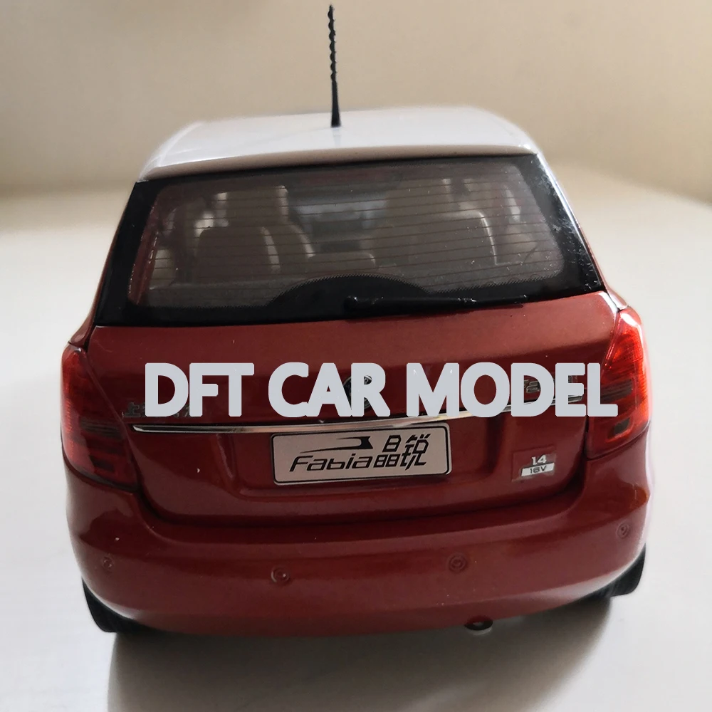 Новинка 1:18 литой автомобиль FABIA из сплава игрушки для детей рождественские