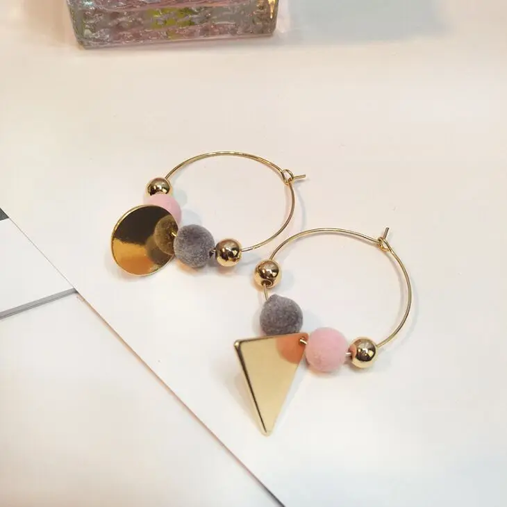 Pink Новые стильные асимметричные серьги-кольца пушистый шар милые универсальные Элегантные Простые Стильные Модные серьги-кольца для женщин и девочек - Окраска металла: Pink