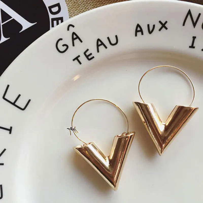 Женские серьги-гвоздики в форме буквы V простые золотистые массивные серьги