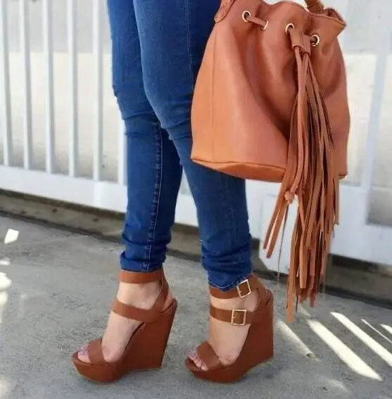 Пикантные босоножки на танкетке с открытым носком цвет белый красный коричневый