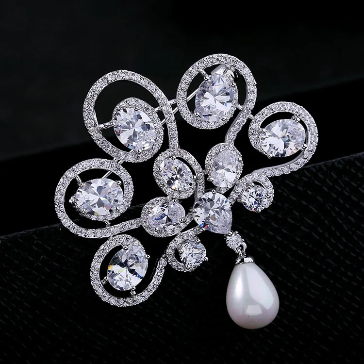 Великолепная открывающаяся овальная фианитовая закрепка с камнем белая