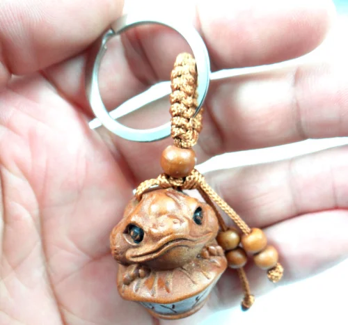 Кольцо для ключей из натурального красного дерева с трехмерной гравировкой |