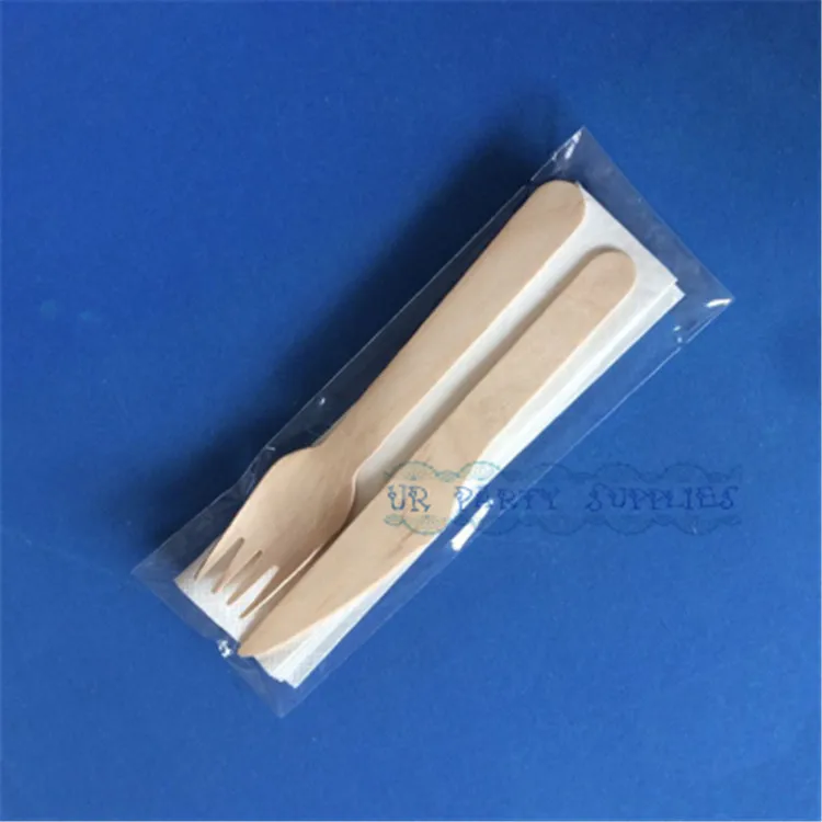 Одноразовые простые деревянные столовые приборы посуда с белыми салфетками для