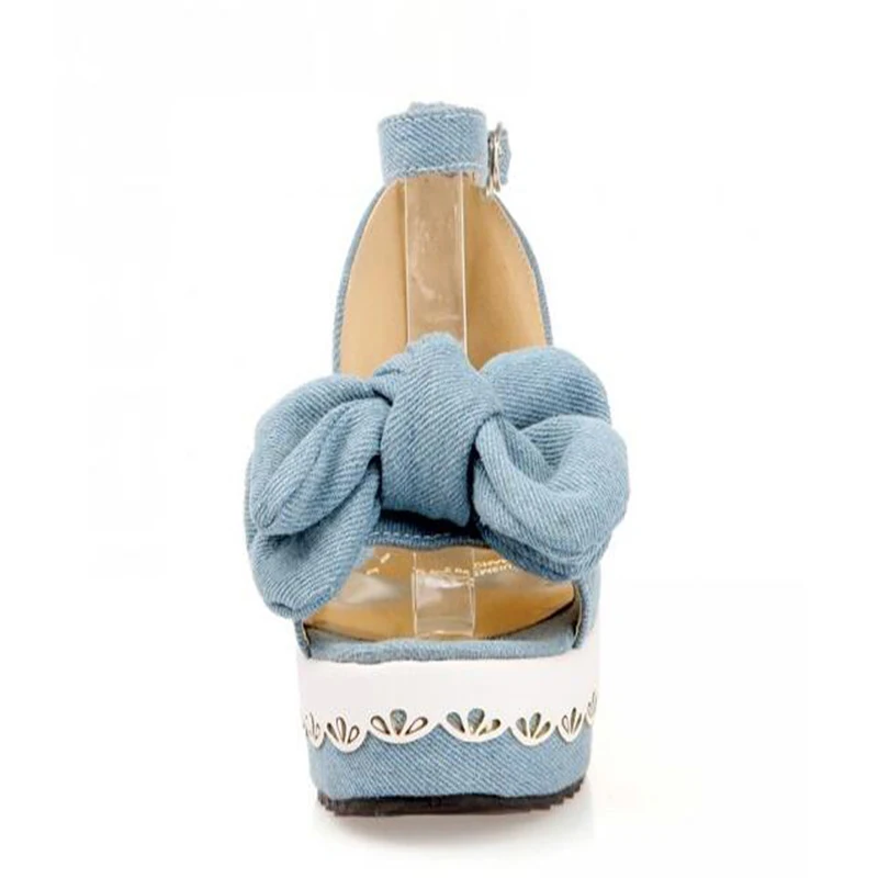 Летние женские босоножки из джинсовой ткани на устойчивой танкетке с бантом