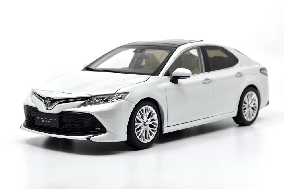 Модель Paudi 1/18 1:18 Масштаб Toyota Camry 8-го поколения белая литая под давлением модель автомобиля коллекция игрушек модель автомобиля открываются двери