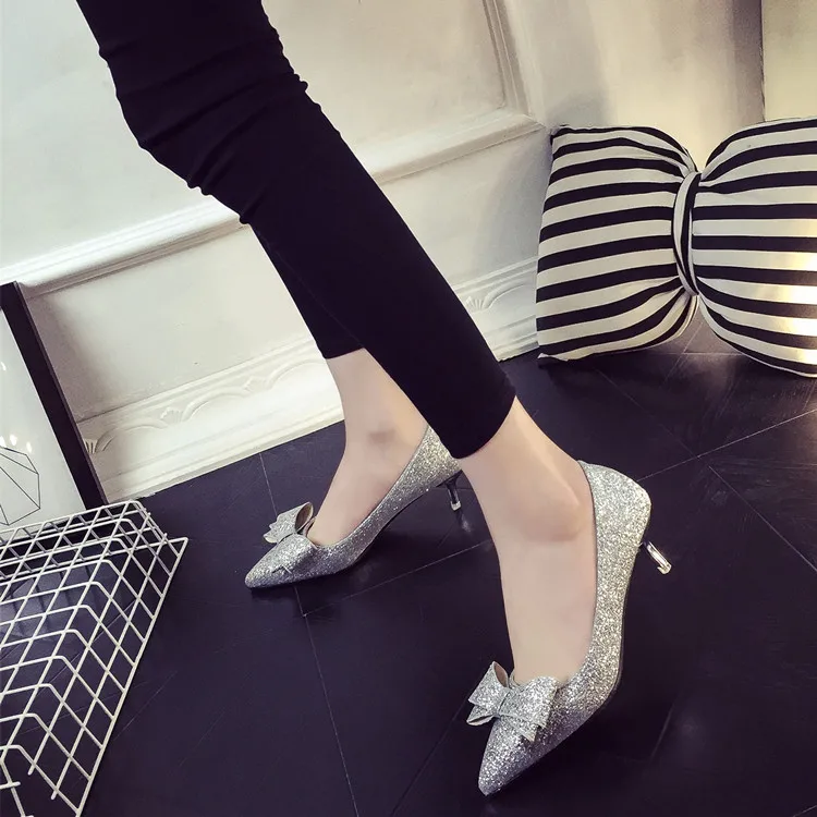 Женские туфли на высоком каблуке привлекательные золотистого цвета с острым