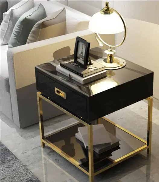 Простой современный кофейный столик из закаленного стекла. Креативный маленький