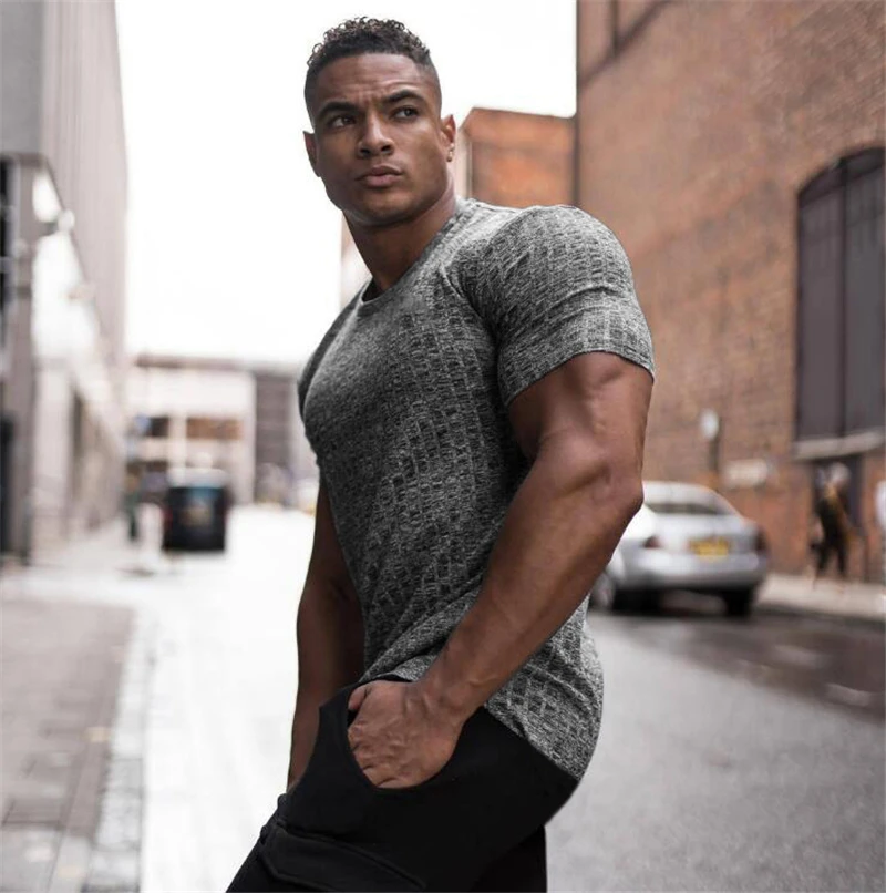 Muscleguys/Новинка 2021 года; Летняя мужская футболка; Тонкий пуловер; Свитера; Однотонный Повседневный трикотажный топ с круглым вырезом и коротк...