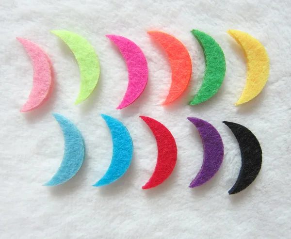 

10pcs/lot 26*13mm moon shape felt pad essential oil diffuser takers with 12 colors available