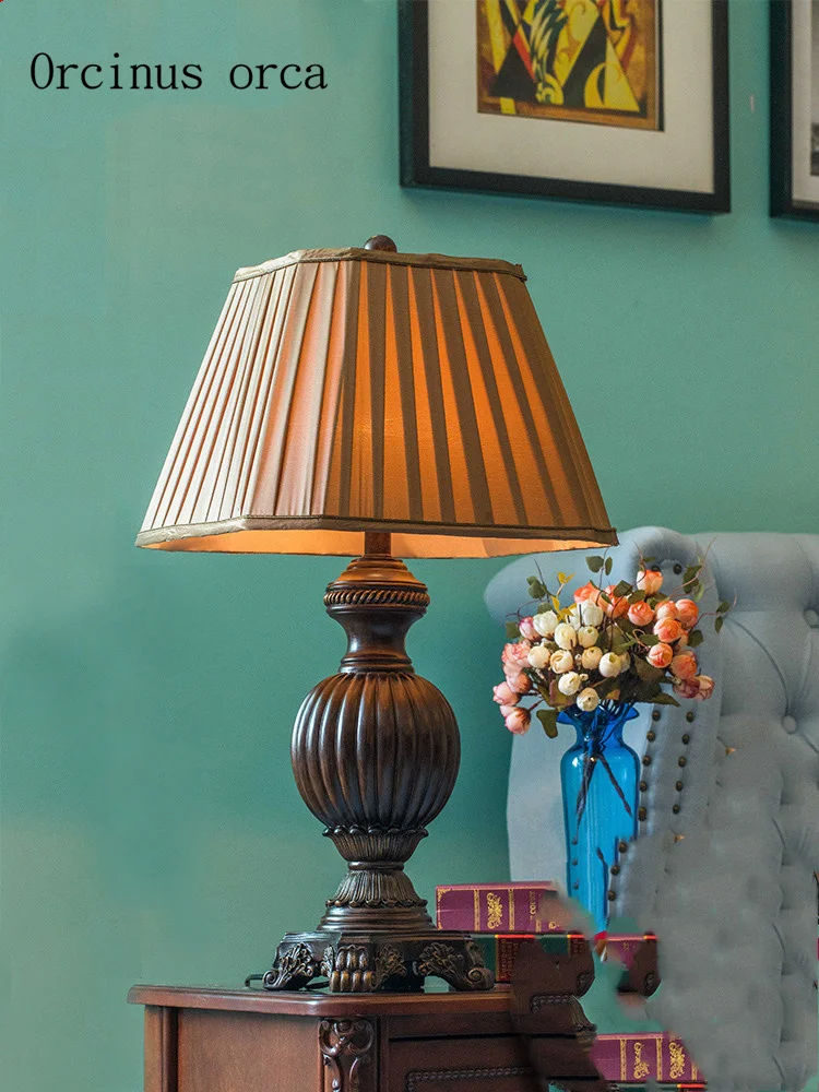 

Европейская роскошная настольная лампа из смолы, прикроватная лампа для гостиной, американская креативная личность, роскошная светодиодны...