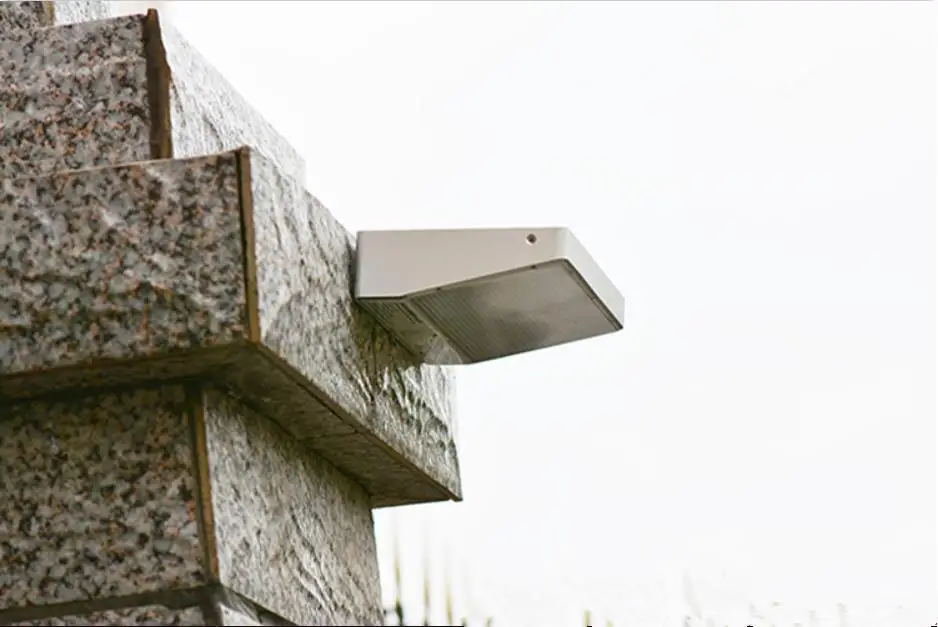 Суперъяркий светодиодный светильник на солнечной батарее с пассивным ИК