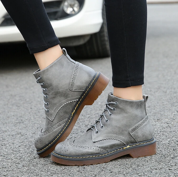 Обувь с перфорацией типа броги женские Ботинки martin резным узором кожаные ботинки