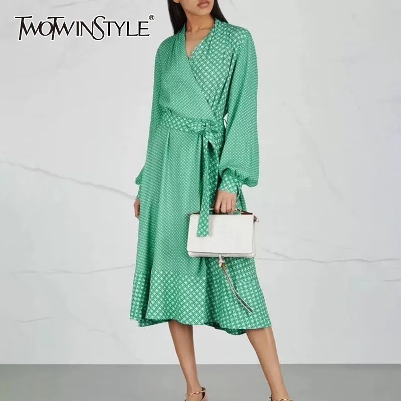 Платье миди с принтом TWOTWINSTYLE v образным вырезом рукавами фонариками и высокой