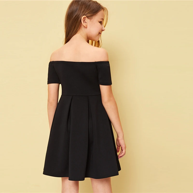 SHEIN Kiddie/черное Плиссированное элегантное праздничное платье для девочек с открытыми плечами, украшенное бусинами и жемчужинами; коллекция года; милое летнее платье трапециевидной формы без рукавов