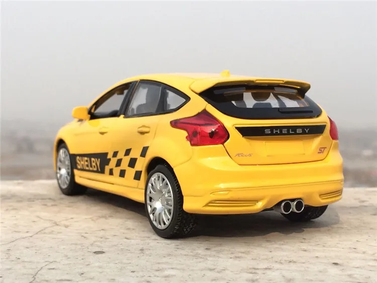 Масштаб 1:32 литая металлическая модель автомобиля для коллекции Ford Focus ST модели