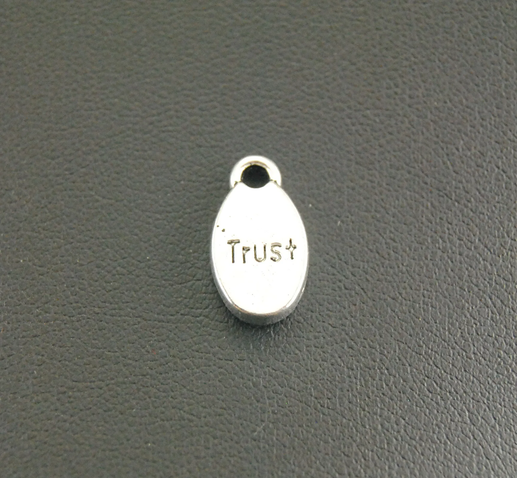 Подвеска Trust в виде буквы серебристого цвета 10 шт. Подвески ручной работы A565|charm