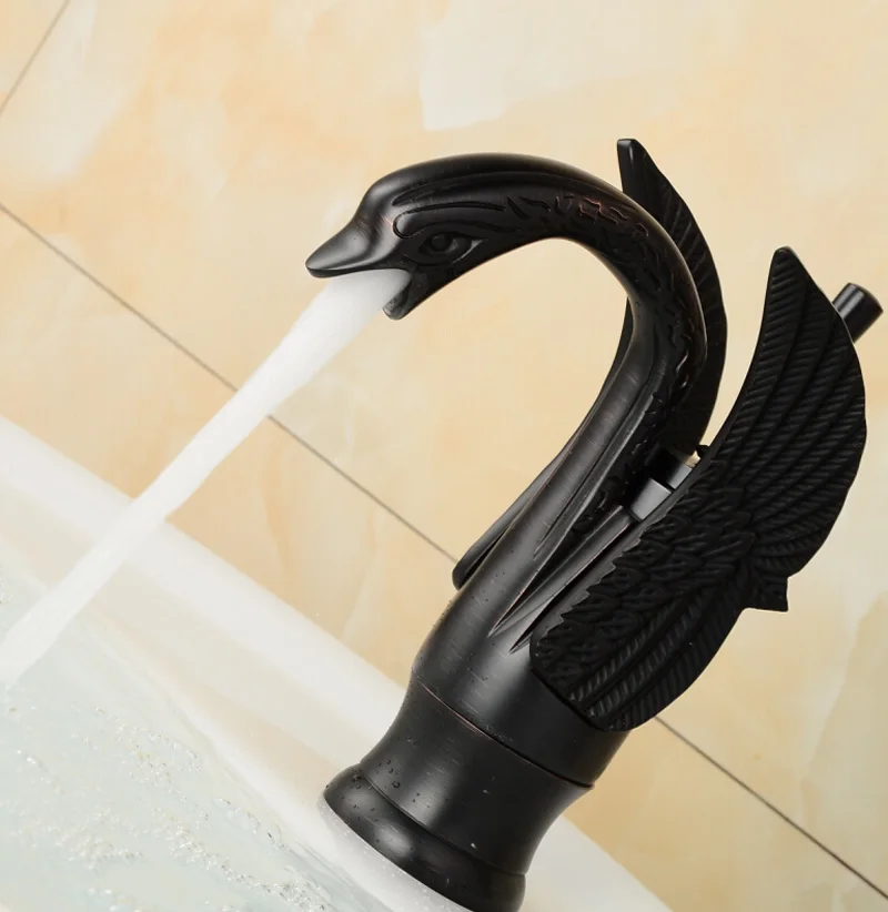 Масло втирают бронзовый лебедь бассейна раковиной кран палуба гора одно