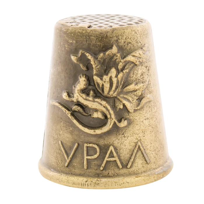 Металлические аксессуары для швейных игл. Швейные наперстки в стиле ретро.