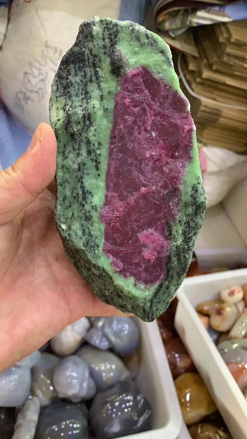 Редкий! Натуральный драгоценный камень рубин кристалл шероховатый зеленый