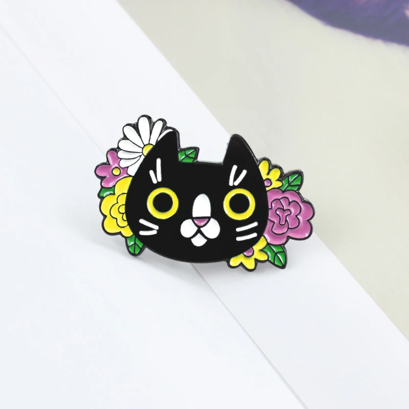 Черная эмалированная брошь с мультяшным котом красивая разноцветная джинсовая