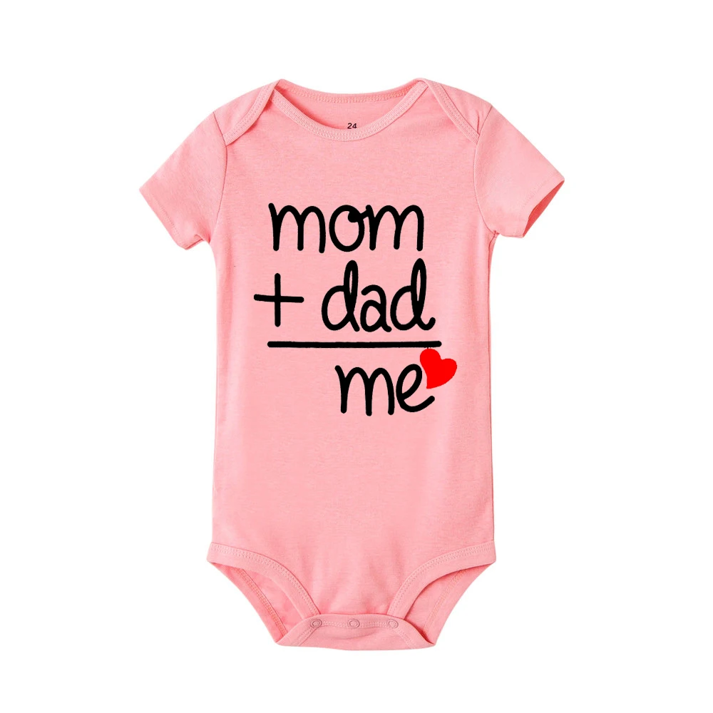 Летняя одежда для новорожденных с надписью «Mom Plus Dad equales Me»; хлопковый комбинезон для маленьких мальчиков и девочек; Забавный милый комбинезон; одежда для малышей