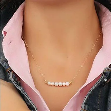 Кулон с белыми бусинами из искусственного жемчуга тонкая металлическая Золотая