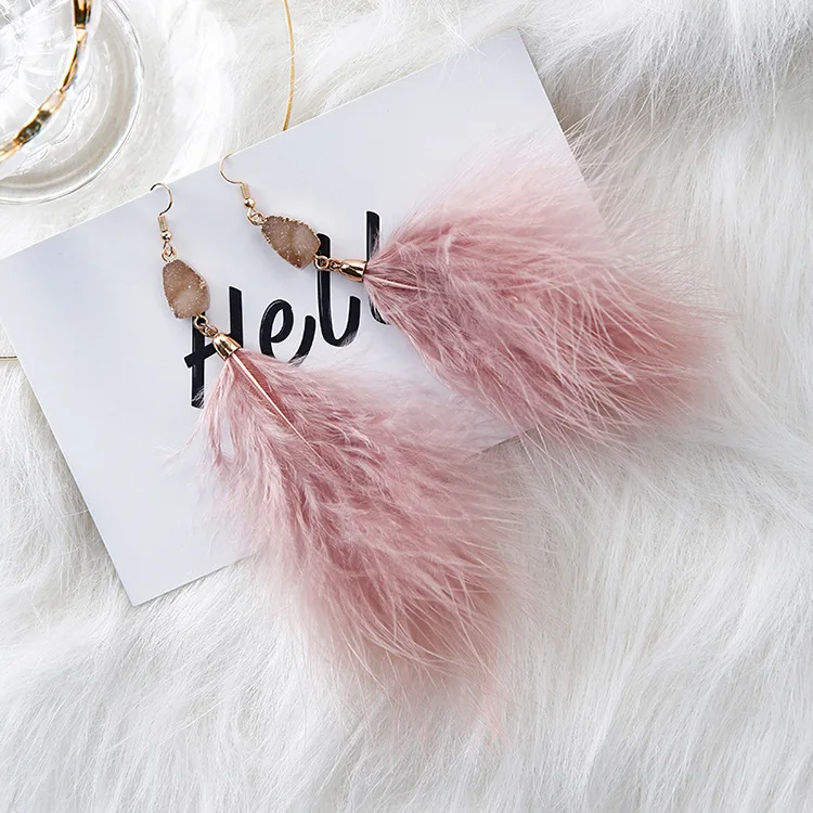 Женские длинные висячие серьги в стиле бохо праздничные вечерние с пушистыми